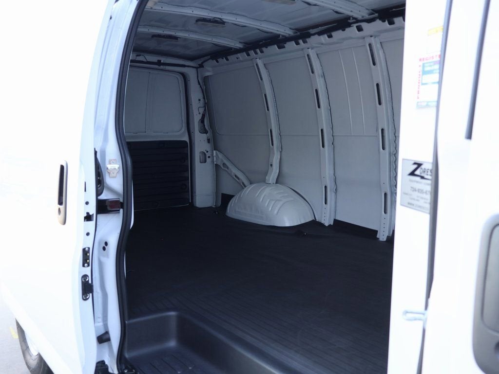 2025 Chevrolet Express Cargo WT