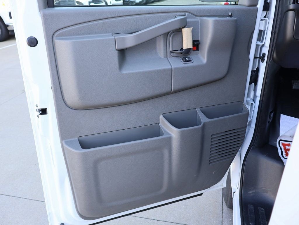 2025 Chevrolet Express Cargo WT