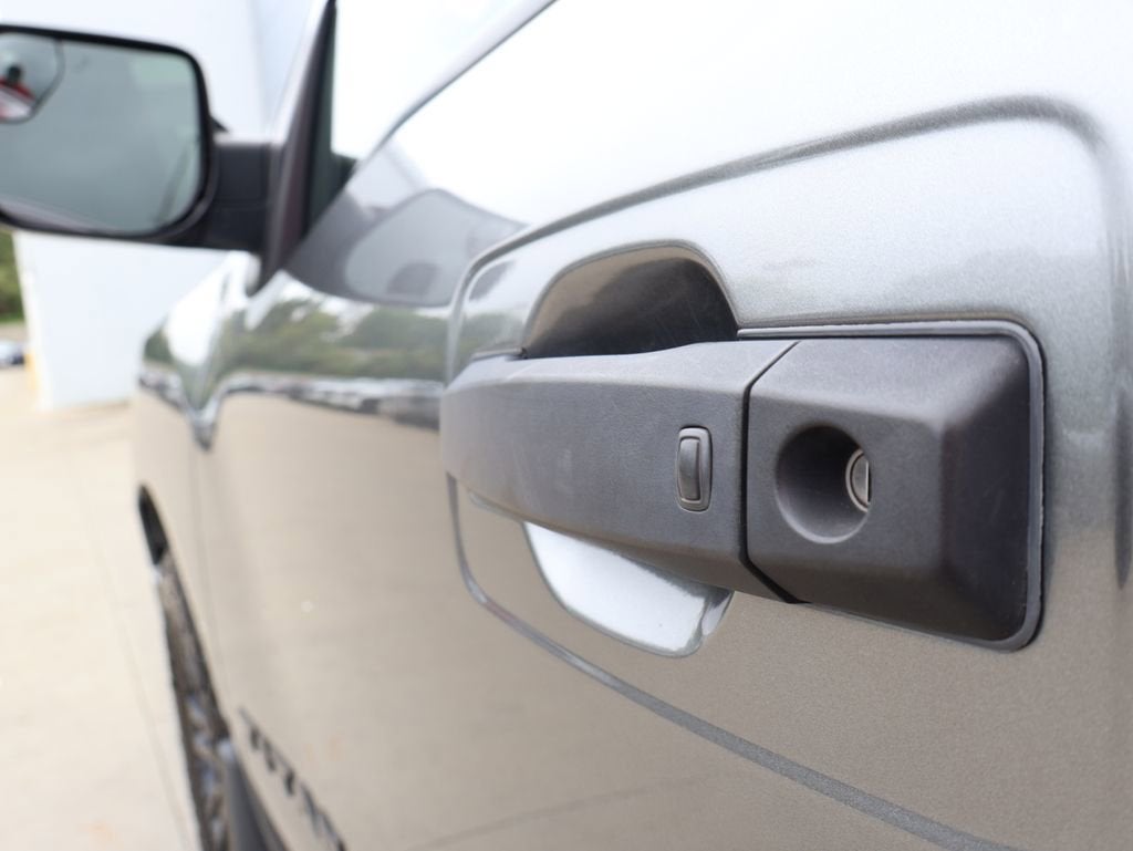2019 Nissan TITAN SV